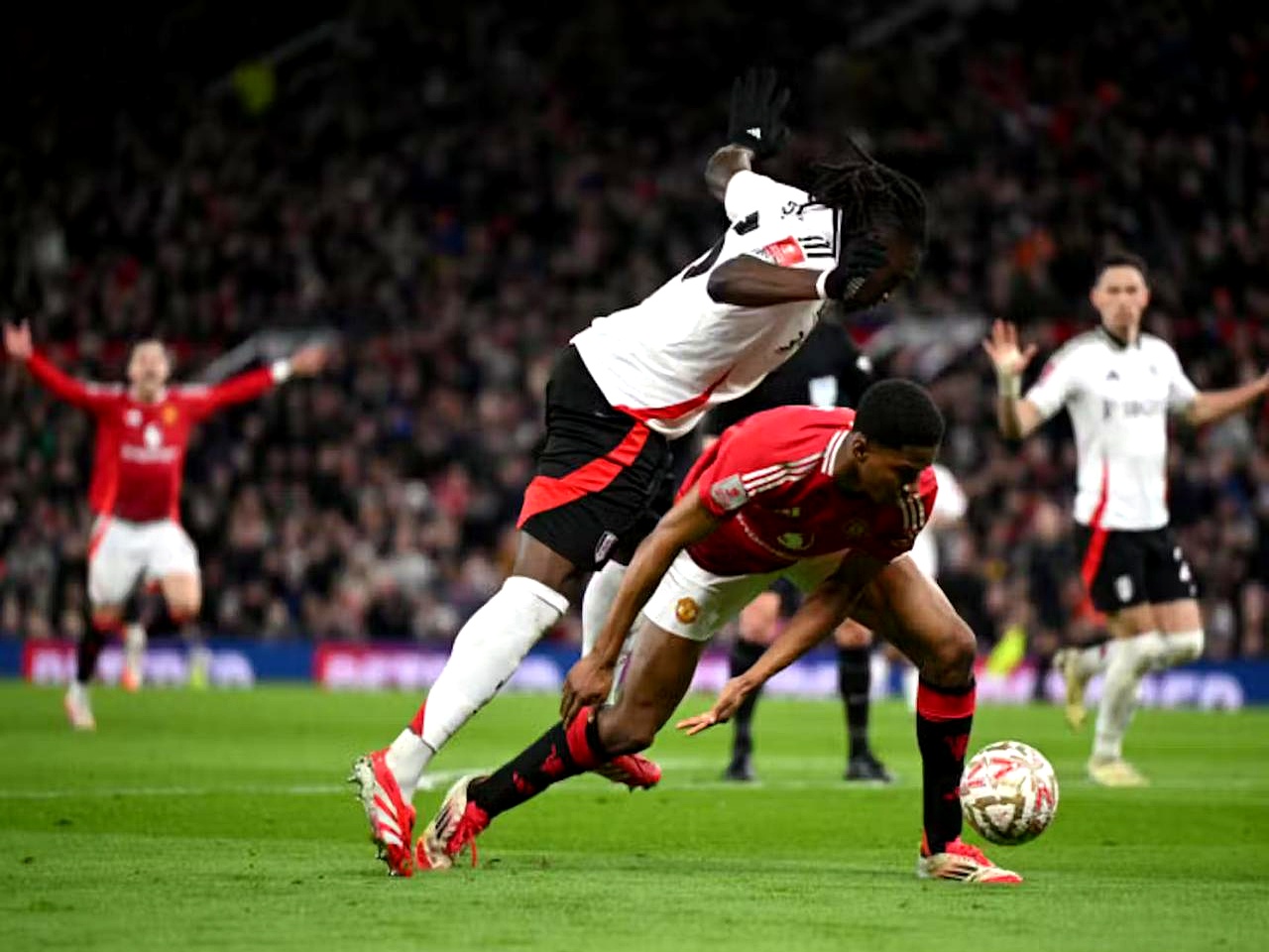 九游手游下载-赛地聚焦：德国杯集结日热度飙升，曼联刷新队史纪录，赛场秩序良好，阵容厚度经受考验的简单介绍