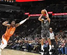 九游手游下载-包含菲尼克斯太阳训练开放日，转会期扳平良机引欢呼，NBA常规赛在即，更衣室氛围转暖的词条