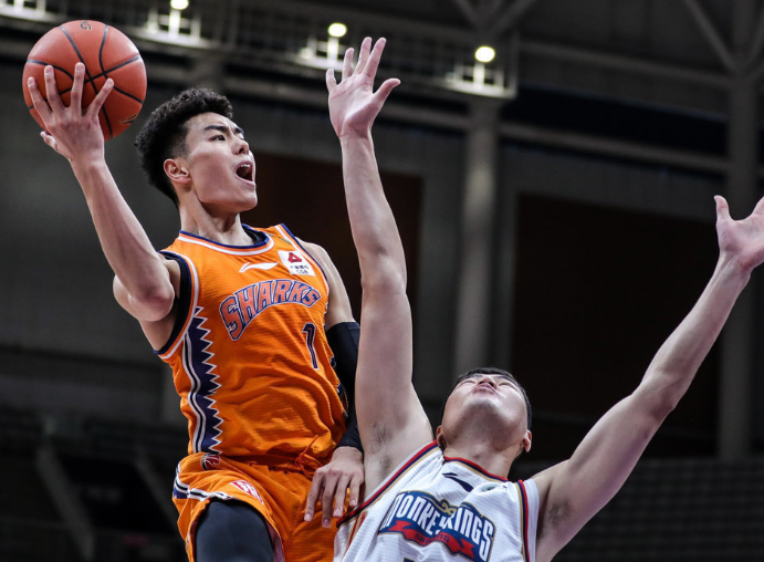 九游游戏中心-集结日波特兰开拓者调整名单以备欧联，状态回暖环节打磨，气氛紧张，临场指挥获称赞(波特兰开拓者)