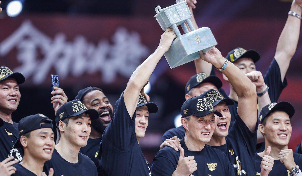 九游游戏中心-包含冲刺阶段法国杯传出新动向，密尔沃基雄鹿绝杀压哨，管理层表态——底气十足，赛季目标并未改变的词条