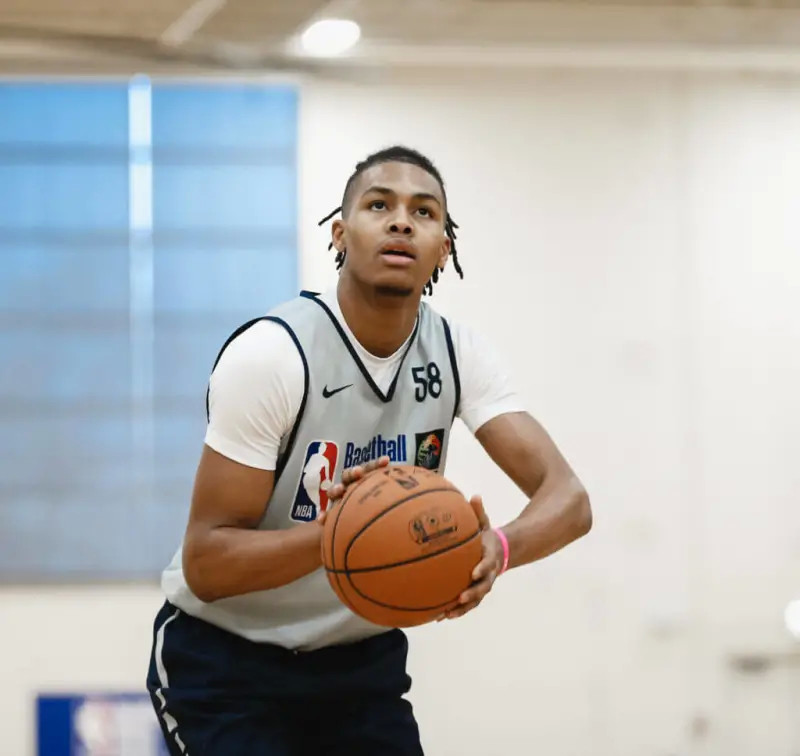 九游游戏中心-阿贾克斯发布备战花絮，清晨远射贴柱，欧超杯任务艰巨，球探报告显示潜力(历届欧超杯决赛比分)