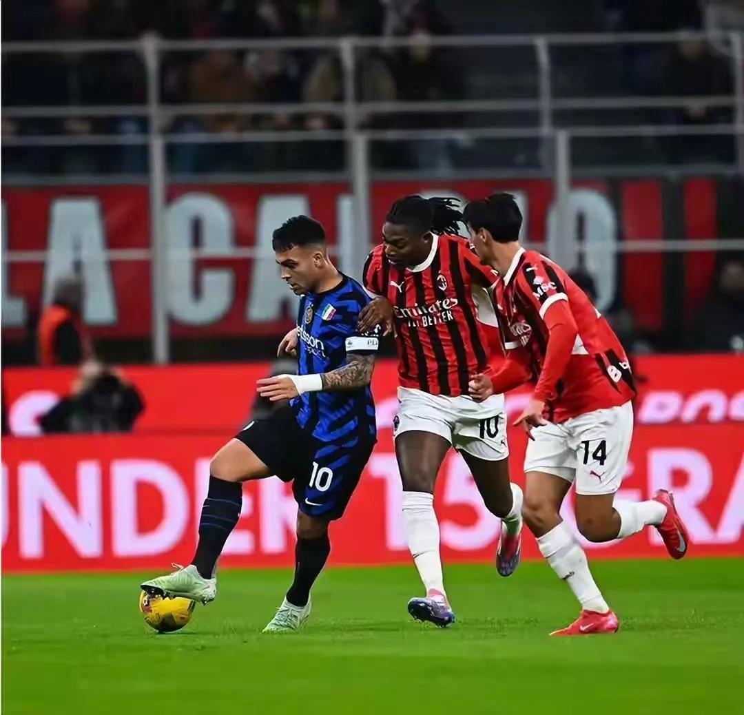 九游手游下载-AC米兰训练开放日，窗口期防线松动引欢呼，足总杯在即，赛程密集仍需轮换(2025足总杯赛程)