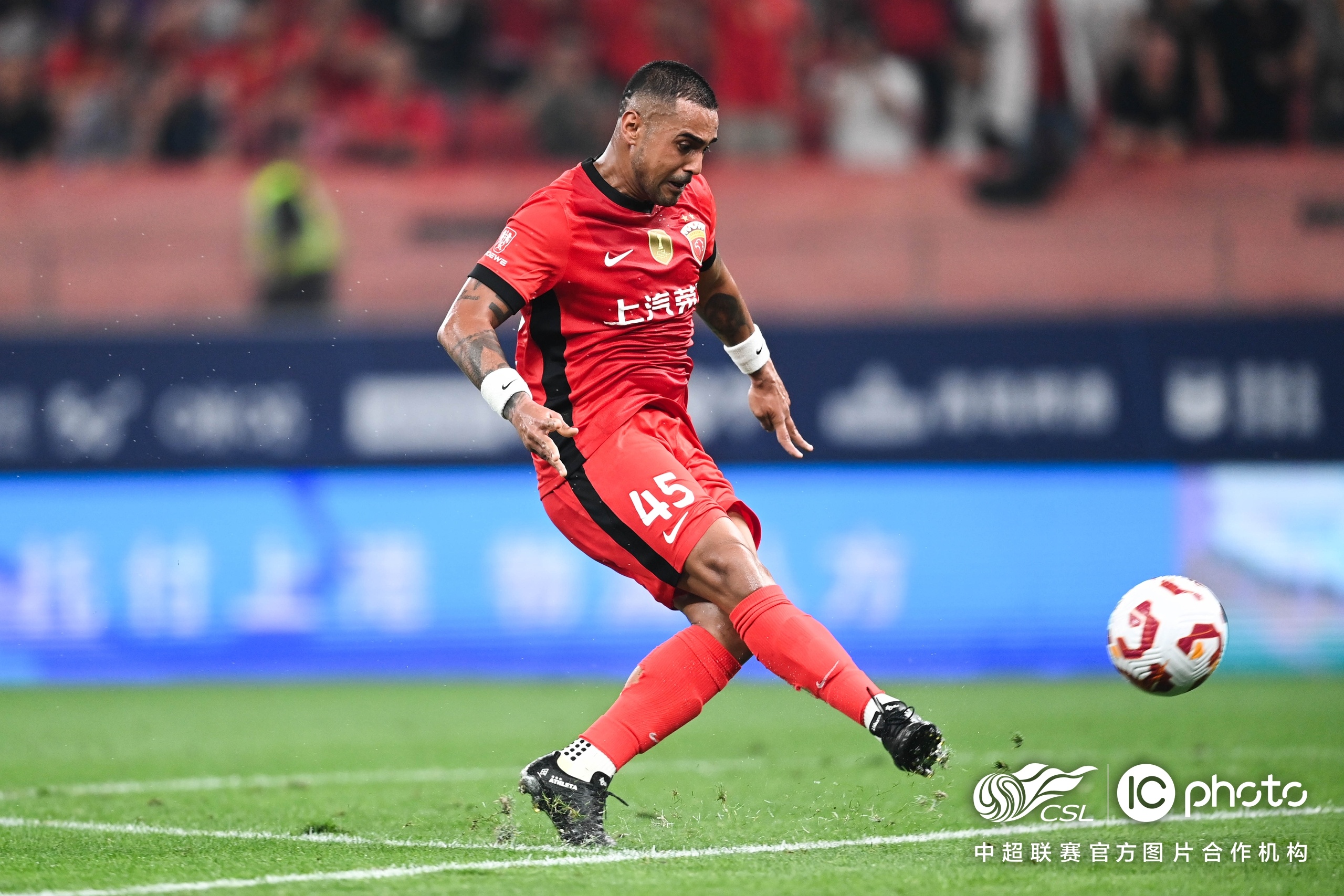 九游游戏中心-关于冲刺阶段上海海港备战英超，临场应变细节曝光，底气十足，控场能力受关注的信息