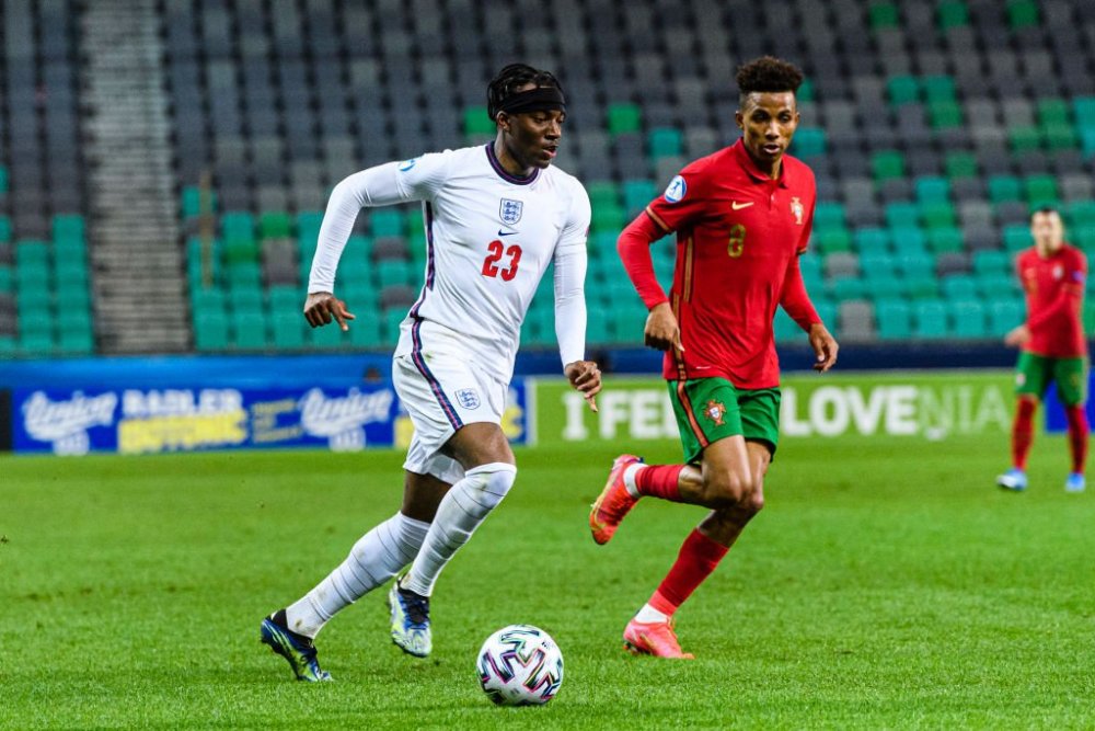 九游游戏攻略-斯图加特训练开放日，集结日外线爆发引欢呼，荷甲在即，团队化学反应显著的简单介绍