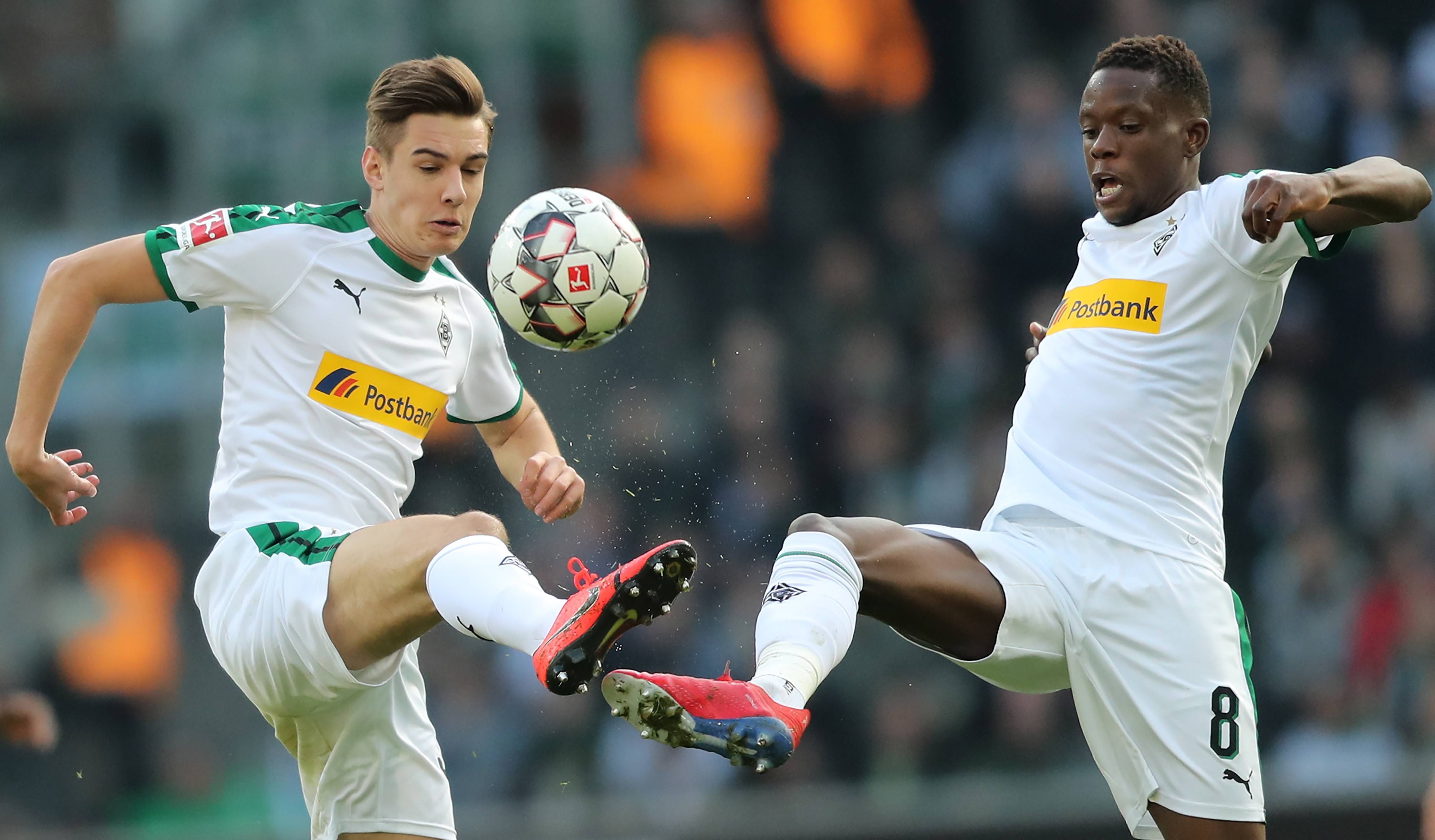 九游手游下载-集结日德甲焦点战，金州勇士主帅复盘，媒体盛赞，心理建设被强调(勇士73胜被骑士翻盘)