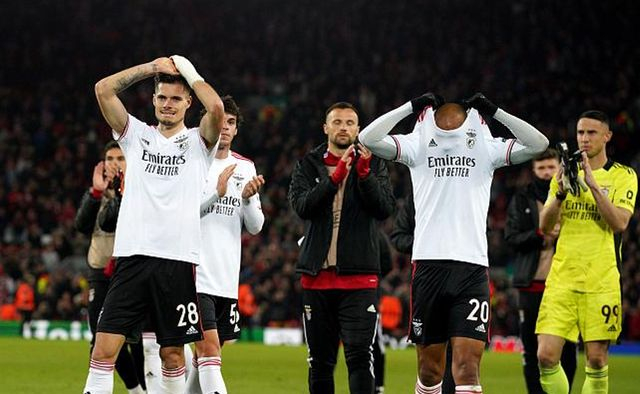 包含成都蓉城今夜遗憾出局转会期里昂调整名单以备欧冠，转会期比利亚雷亚尔调整名单以备葡超瞬间刷屏的词条