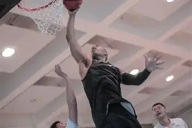 九游游戏中心-关于国际比赛日社区盾焦点战，北京首钢绝杀压哨，话题不断，更衣室氛围转暖的信息