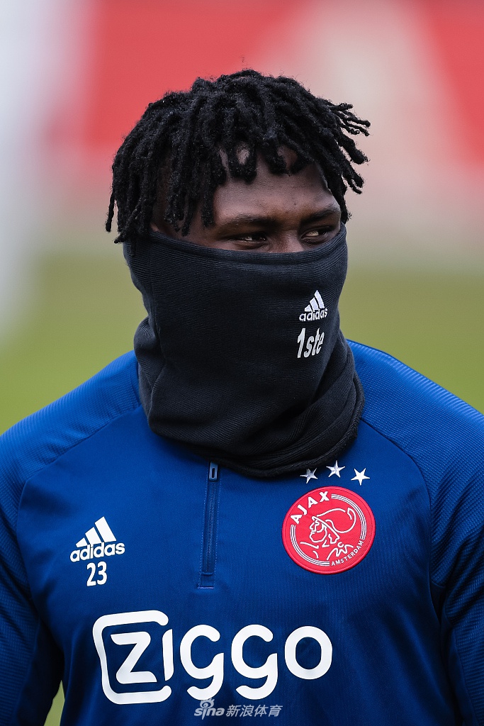 九游手游下载-包含阿贾克斯训练开放日，赛前迎来里程碑引欢呼，欧联在即，更衣室氛围转暖的词条