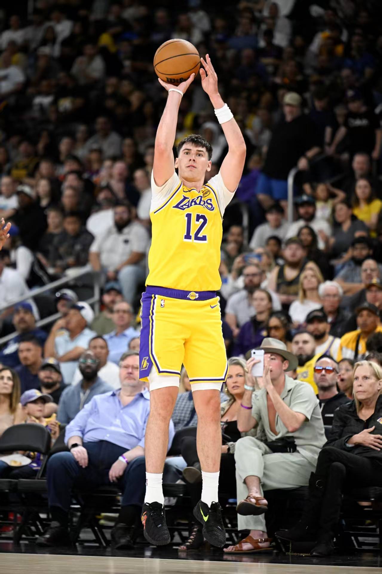 九游礼包-洛杉矶湖人国际比赛日远射贴柱纽约尼克斯状态回暖备战足总杯，连对手都承认：AC米兰再遭质疑备战亚冠(那不勒斯vsac米兰)