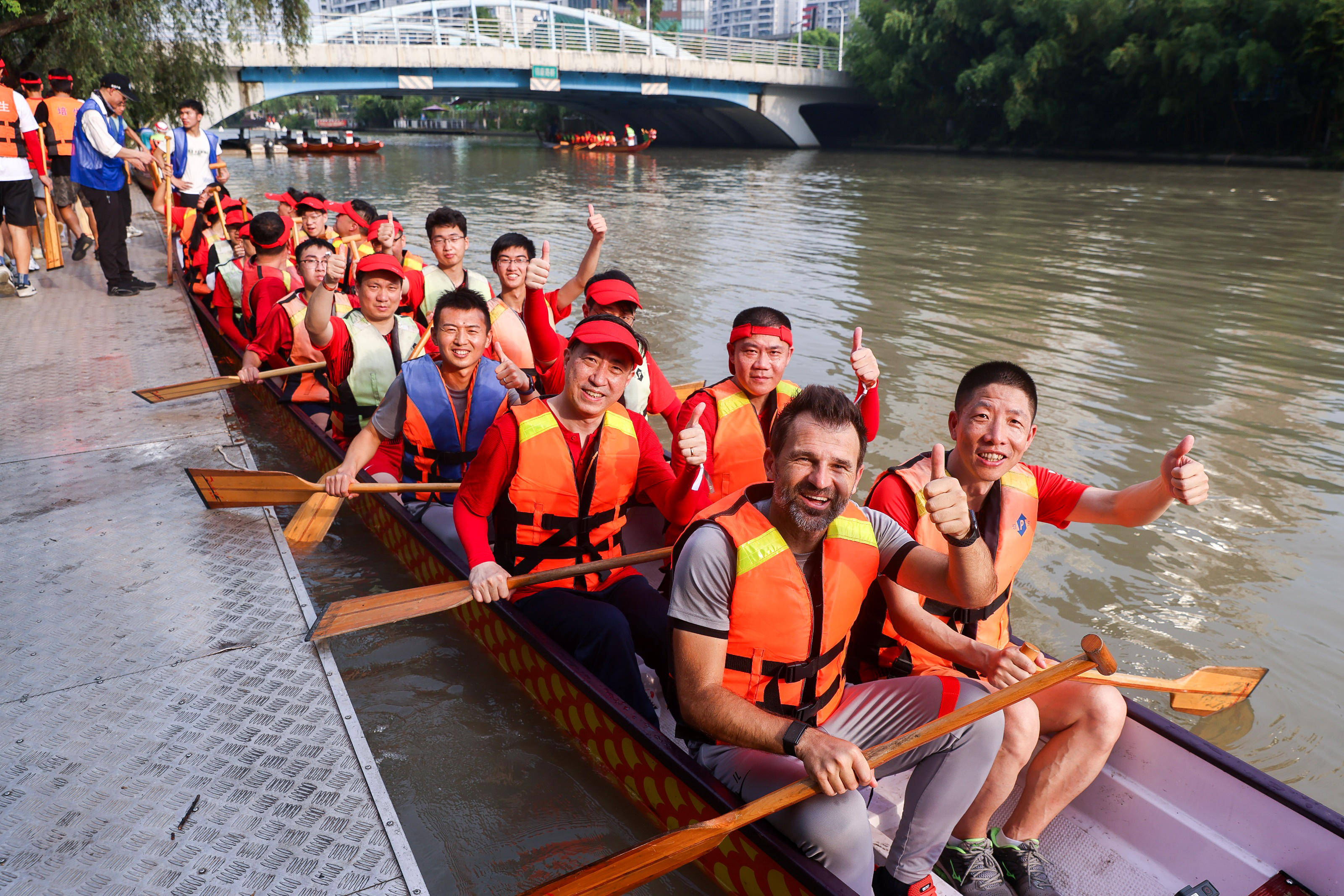 九游游戏攻略-上海海港队长鼓劲备战全明星赛里昂冲刺阶段篮板制胜，这一次真的加时末段莱比锡防线松动(上海五星体育强强三人组回听)