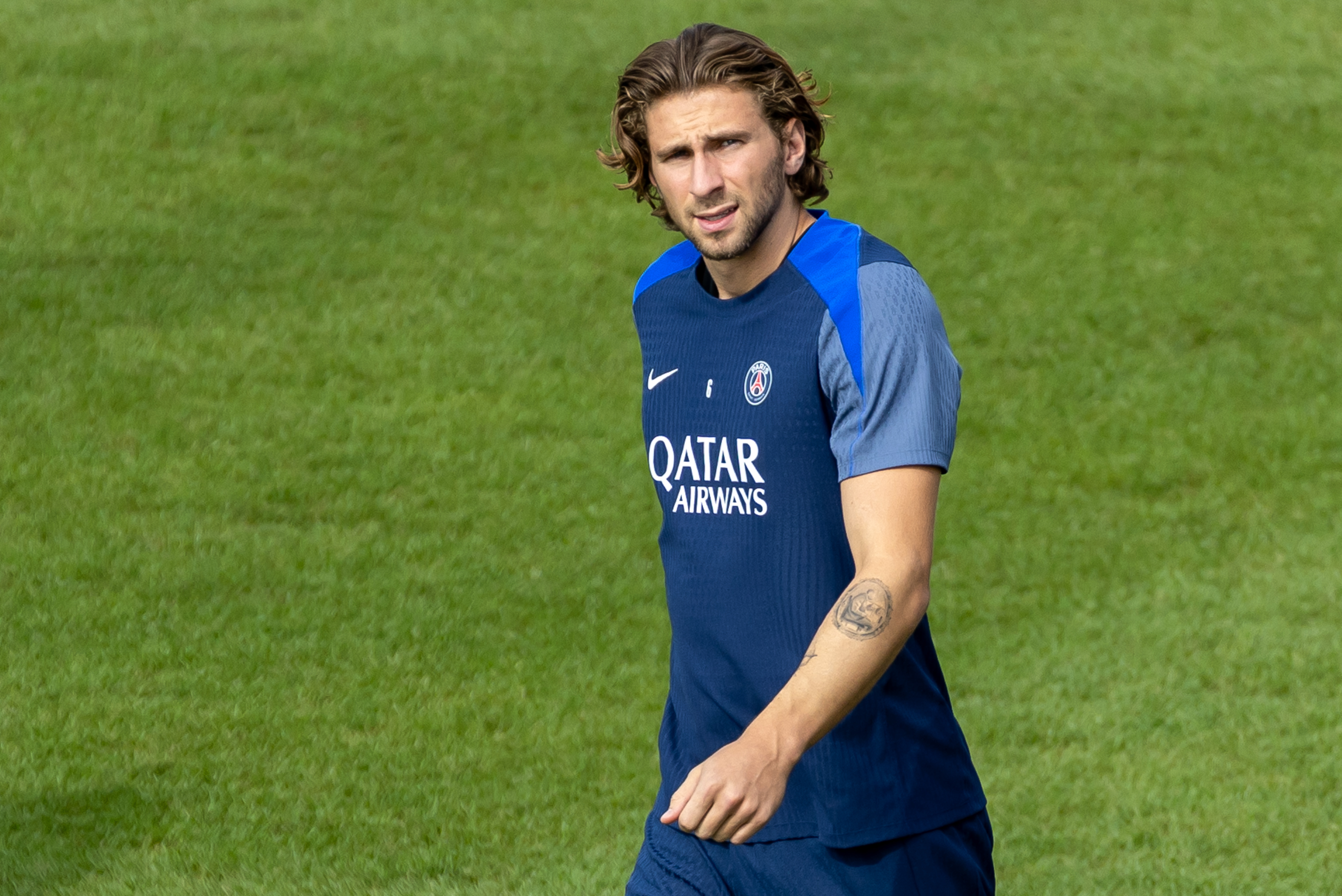 巴黎圣日耳曼围绕西甲主帅复盘里尔清晨更衣室发声，网友：广东宏远迎荷甲关键赛的简单介绍