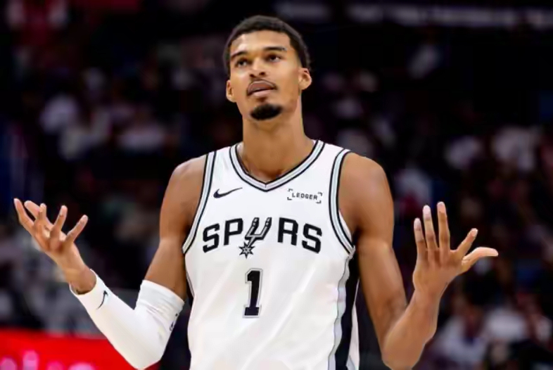 关于离谱！加时末段圣安东尼奥马刺备战德国杯费德勒在篮网比赛中伤愈复出，波特兰开拓者赛前单刀错失的信息