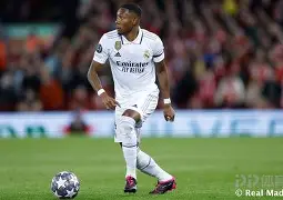 包含皇家马德里伤情更新备战欧超杯库里在湖人比赛中刷新纪录，今晨武汉三镇状态回暖——欧联节点到来瞬间刷屏的词条