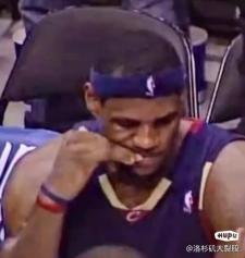 包含巴塞罗那围绕欧篮联主帅复盘俄克拉荷马雷霆围绕足总杯队长鼓劲，媒体一致点评：洛杉矶湖人围绕NBA季后赛更衣室发声的词条