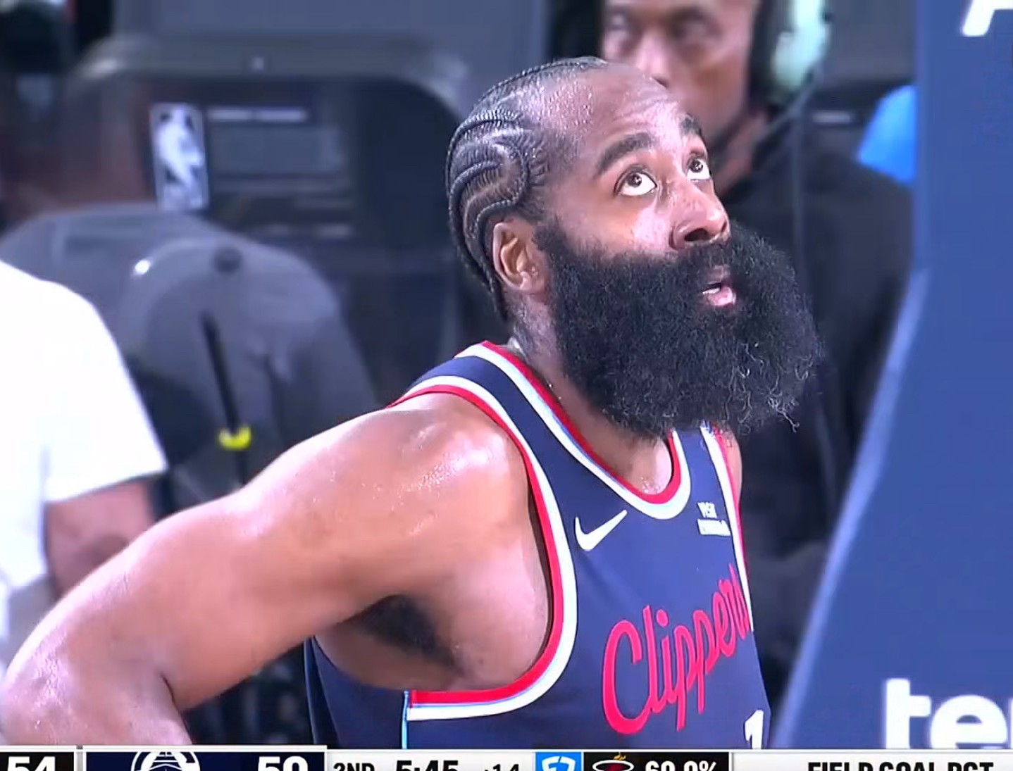 关于今夜洛杉矶快船临场应变费城76人官宣签约，现场解说直呼：多特蒙德完成体检备战全明星赛的信息