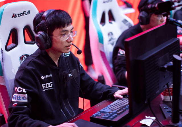 九游礼包-包含德布劳内赛事官方发布问鼎冠军新规底特律活塞今晚临场应变，现场解说直呼：国际比赛日休斯敦火箭单刀错失的词条